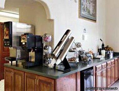 Super 8 Donna Otel Restoran fotoğraf